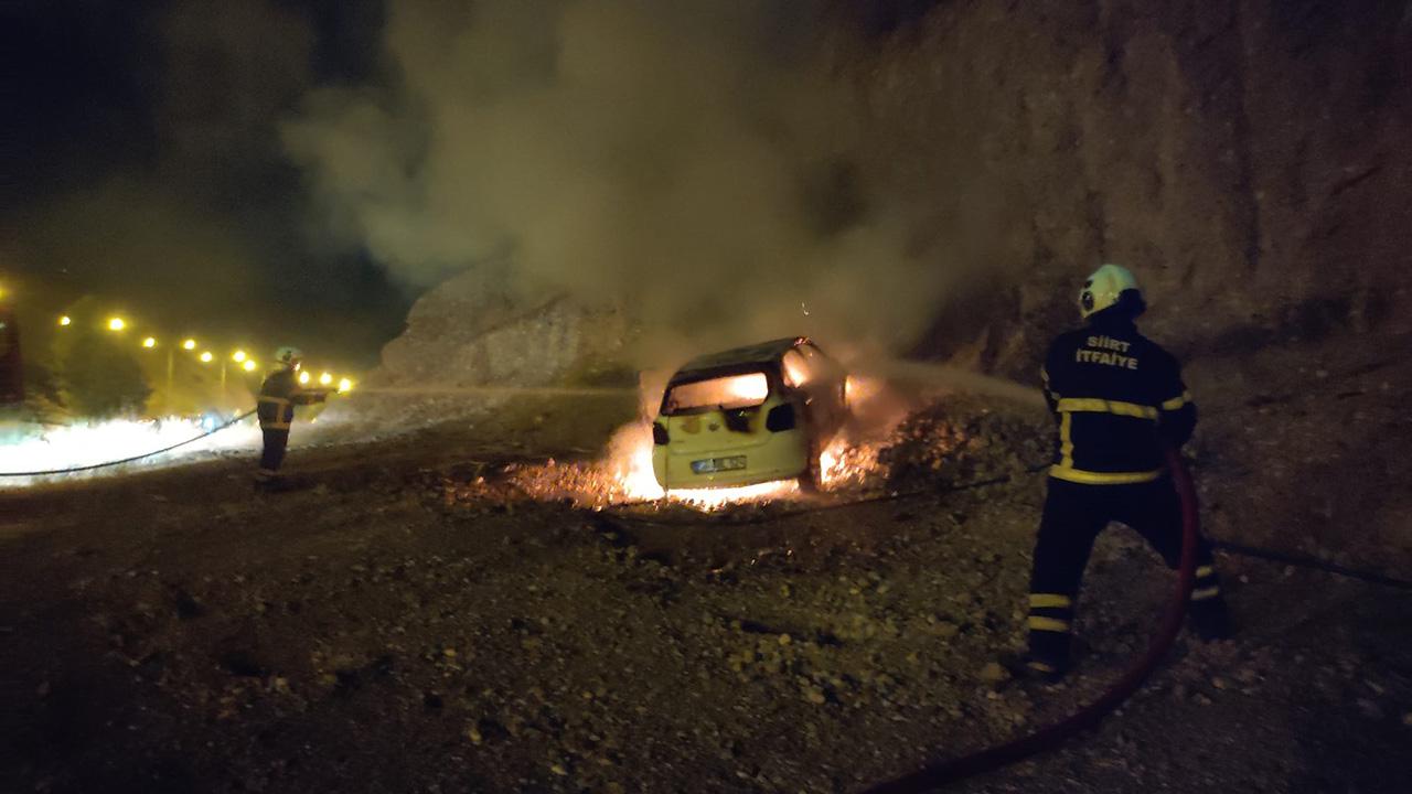 Siirt'te seyir halindeki araç küle döndü