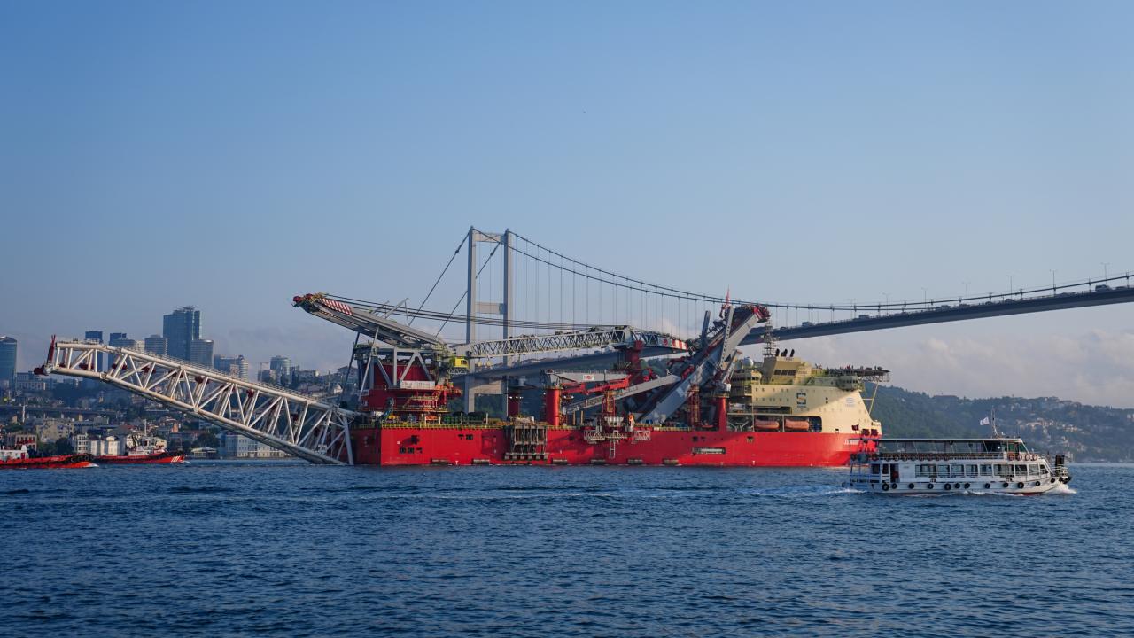 Doğal gaz boru hattı döşeme platformu İstanbul Boğazı'ndan geçiş yaptı