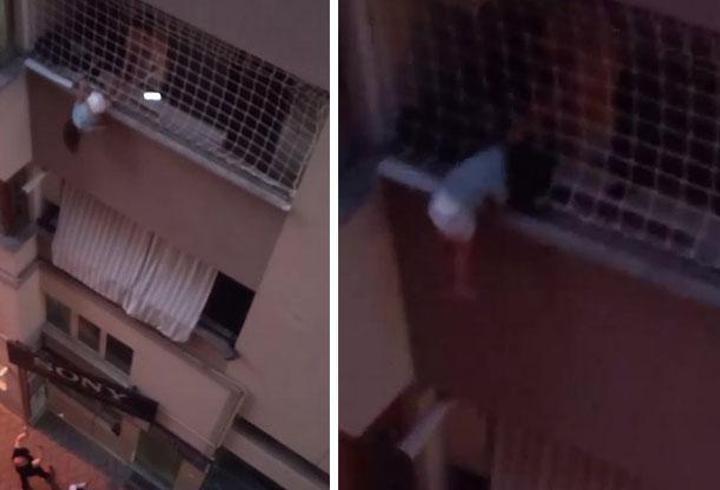 Bir annenin en zor anı! Dakikalarca düşmesin diye çocuğunu tuttu
