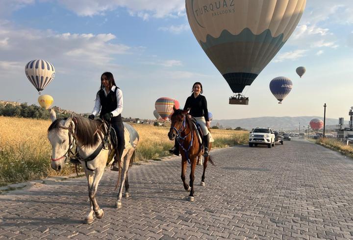 Kapadokya'da balonlar eşliğinde at turu! Festival ikinci gününde ilgi gördü