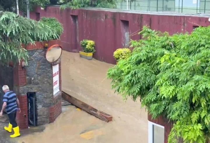 İstanbul’da sağanak manzarası: Sokakları su bastı