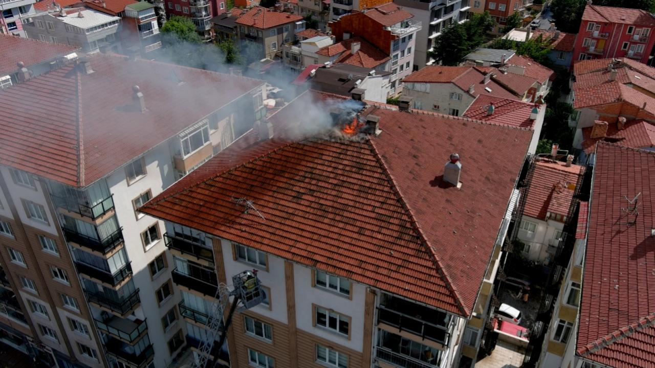 Kütahya'da binanın çatısına yıldırım düştü, yangın çıktı