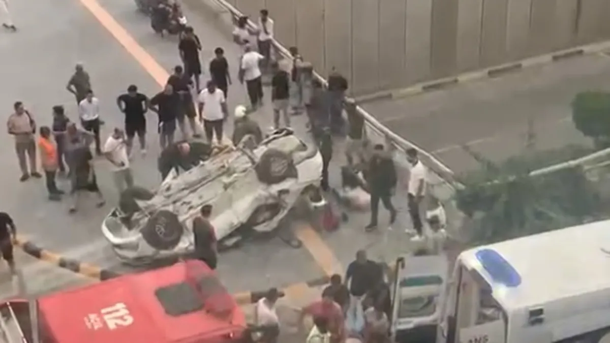 Hatay'da feci kaza: Otomobil bariyerlere çarpıp devrildi! 2 ölü, 3 yaralı