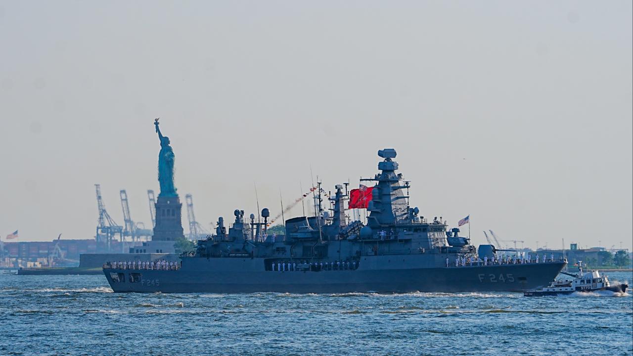 TCG Oruçreis, New Yorkta Türkiye'yi temsil etti