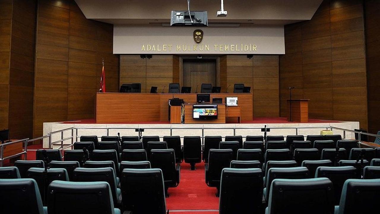 İzmir'de rüşvet almak suçundan yargılanan 2 memura hapis cezası