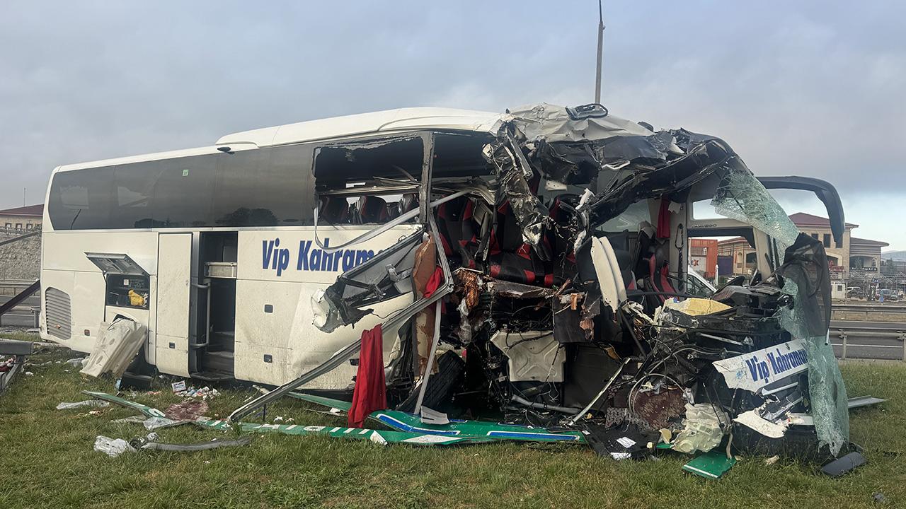 Bolu'da yolcu otobüsü bariyere ve tabelaya çarptı: 5'i ağır 15 yaralı