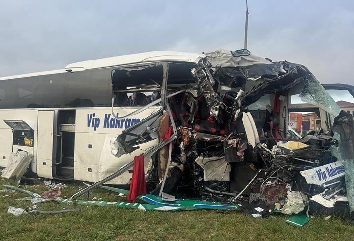 Bolu'da yolcu otobüsü bariyere ve tabelaya çarptı: 15 yaralı