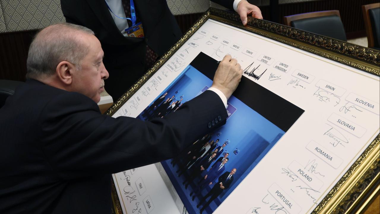 Liderler, NATO Zirvesi anı tablosunu imzaladı