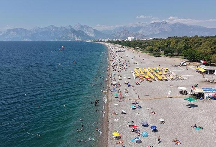 Sıcaktan bunalanlar Konyaaltı Sahili'nde yoğunluk oluşturdu