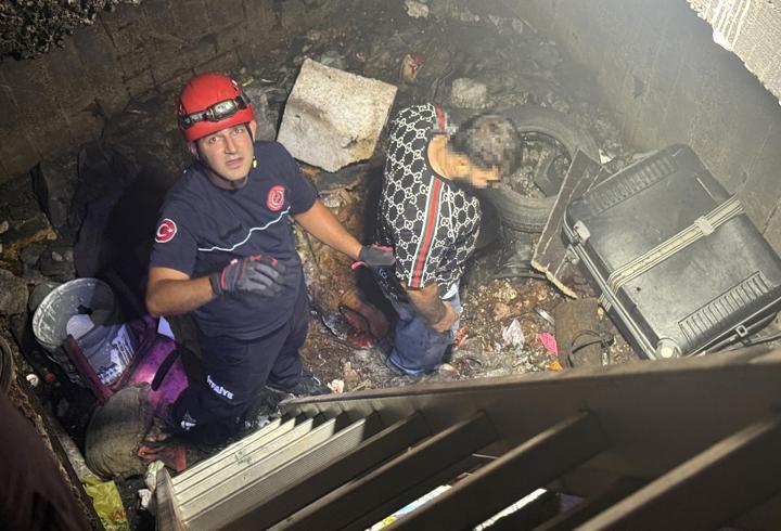İnşaat halindeki binada çukura düştü, itfaiye kurtardı