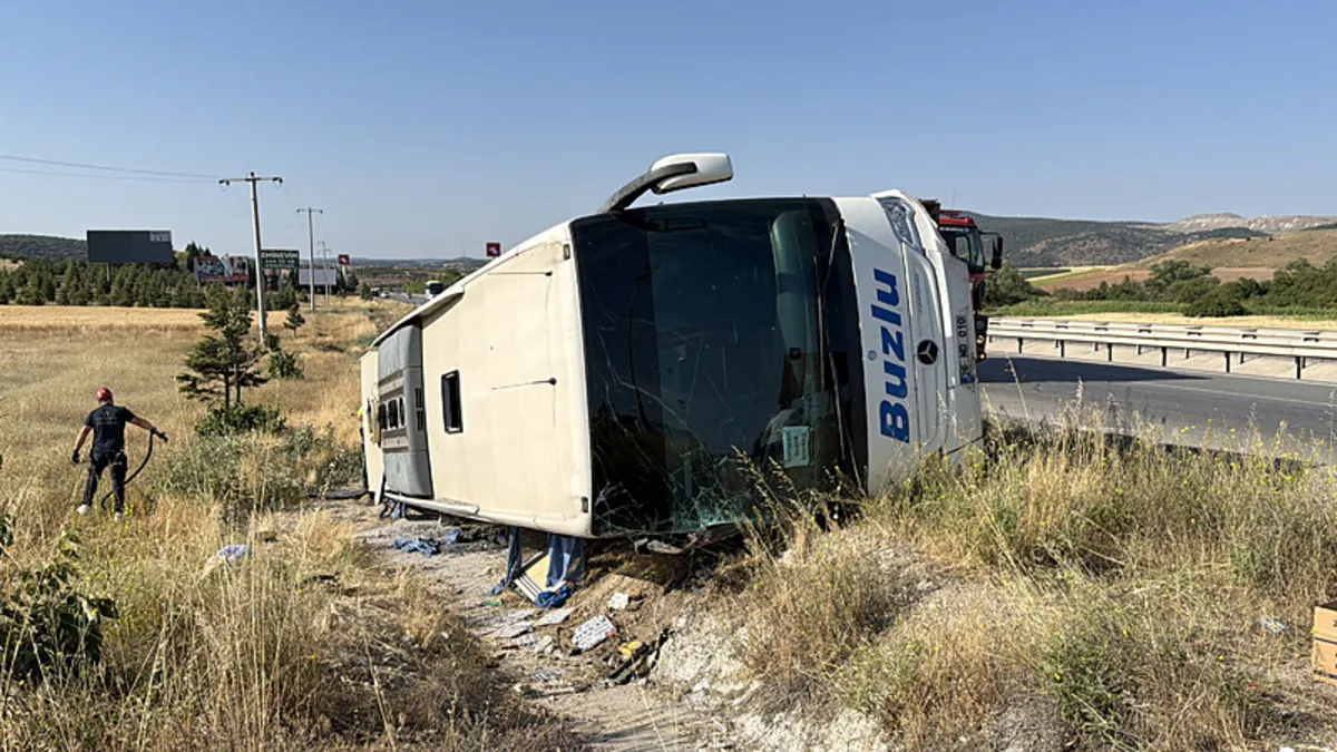 Eskişehir'de yolcu otobüsü şarampole devrildi: 20 kişi yaralandı