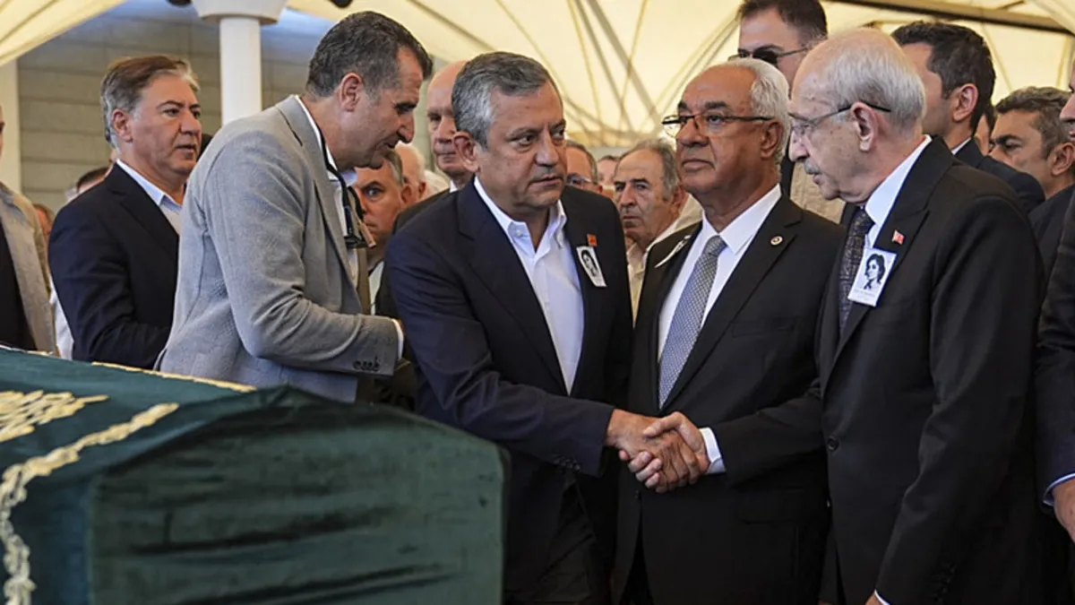 Kemal Kılıçdaroğlu ile Özgür Özel arasında soğuk tokalaşma! Cenaze töreninde "Genel Başkan benim" krizi
