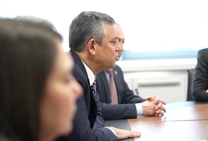 Özgür Özel CHP rozetini çıkarıyor mu?