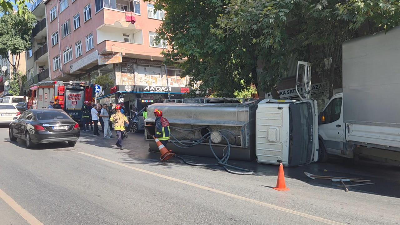 Bayrampaşa'da seyir halindeki su tankeri devrildi: O anlar kamerada