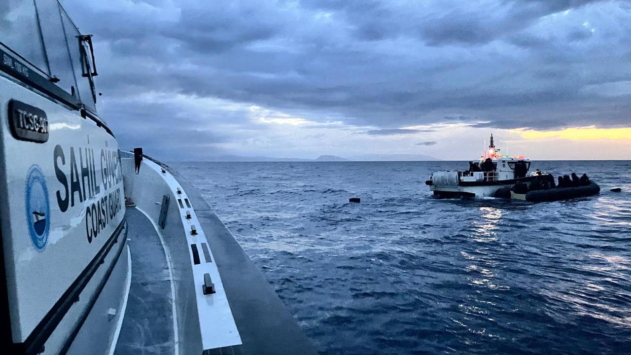 İzmir açıklarında 14 düzensiz göçmen yakalandı