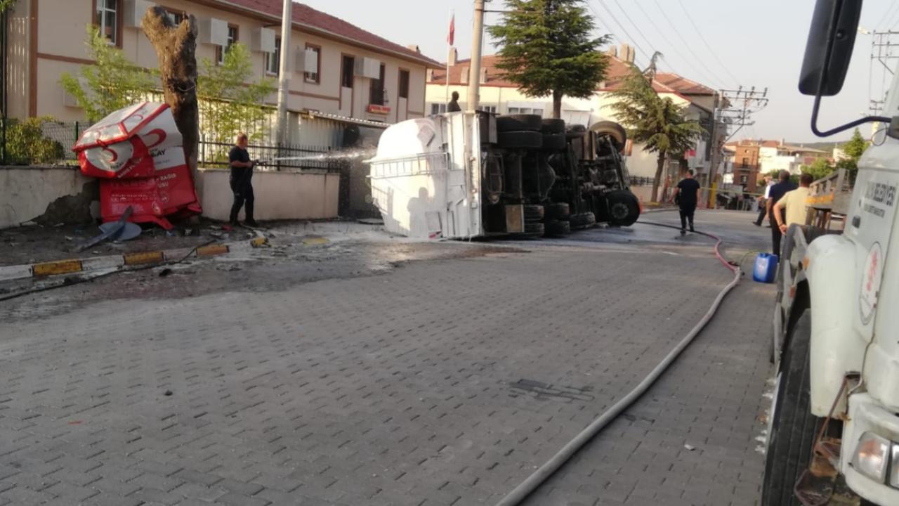 Devrilen akaryakıt tankerindeki sızıntı kontrol altına alındı