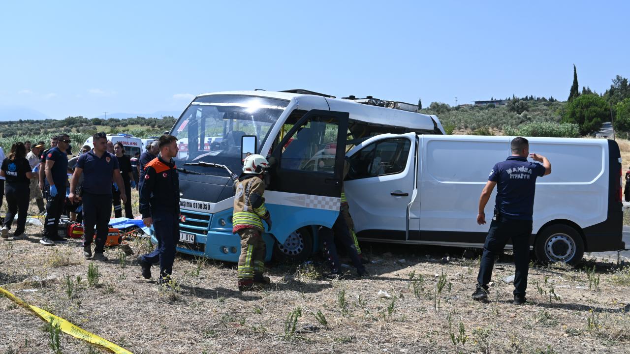 Manisa'da midibüsle panelvan çarpıştı: 1 ölü, 10 yaralı