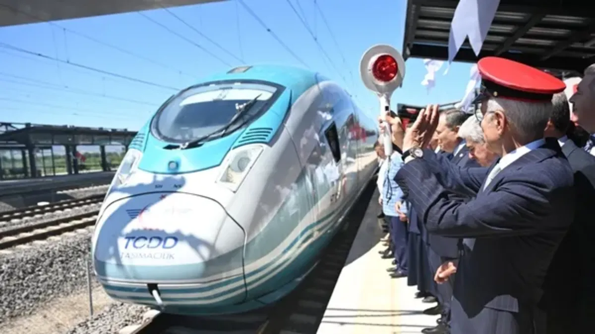 Ankara-İstanbul arası 30 dakika kısalacak! Bakan Uraloğlu 250 km/s hıza ulaşacak YHT için tarih verdi