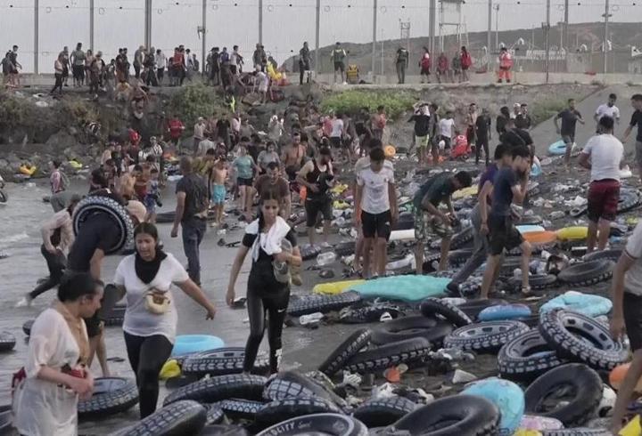 İspanya'ya göçmen akını: Kimi yüzerek kimi duvarı aşarak sınırdan geçti.