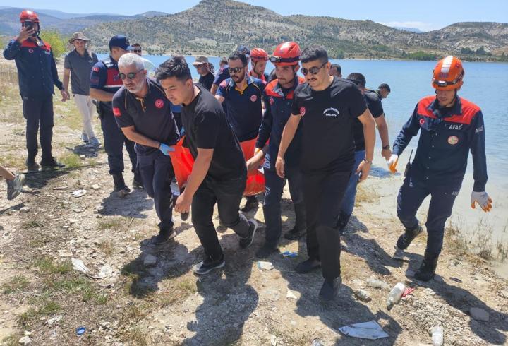 Sazlığa takılan balık yemleme botunu kurtarmaya çalışırken balçığa saplanıp öldü