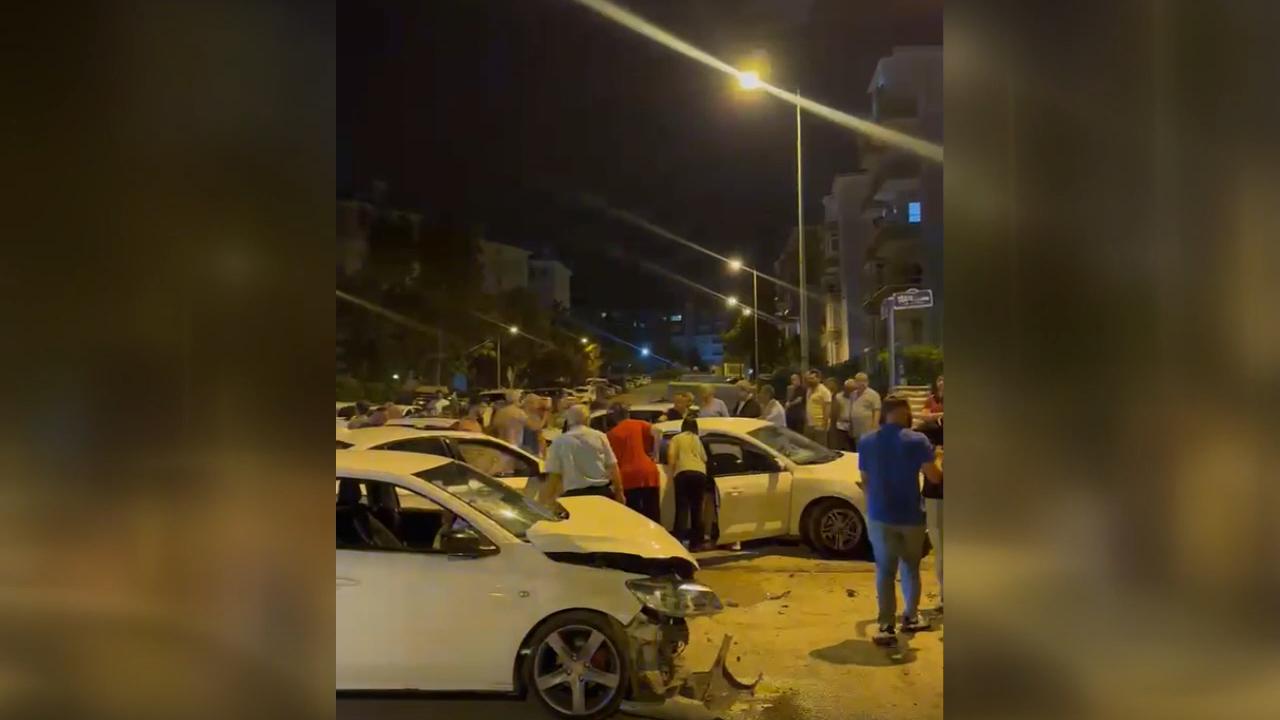 Ankara'da bir otomobil park halindeki araçlara çarptı