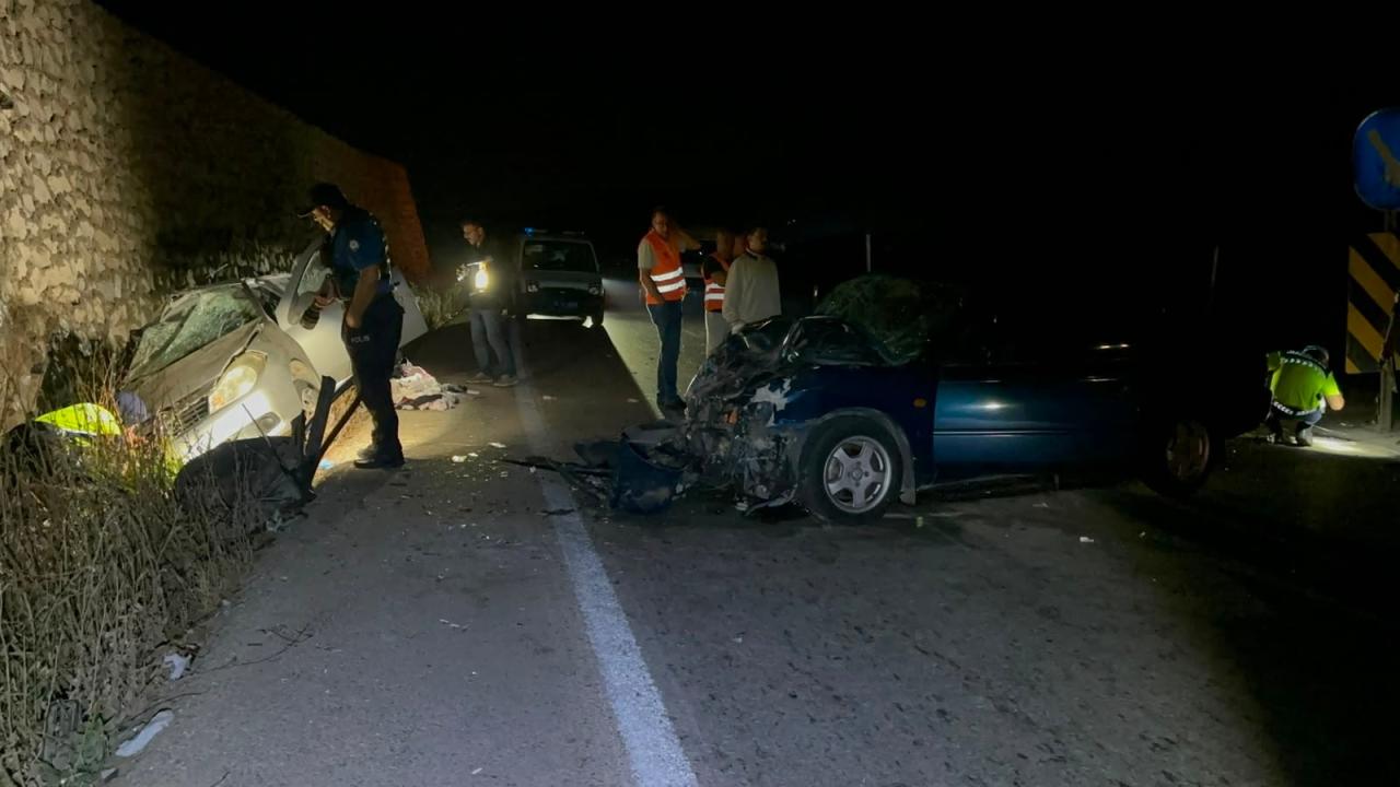 Bursa'da iki otomobi çarpıştı: 2 ölü, 6 yaralı