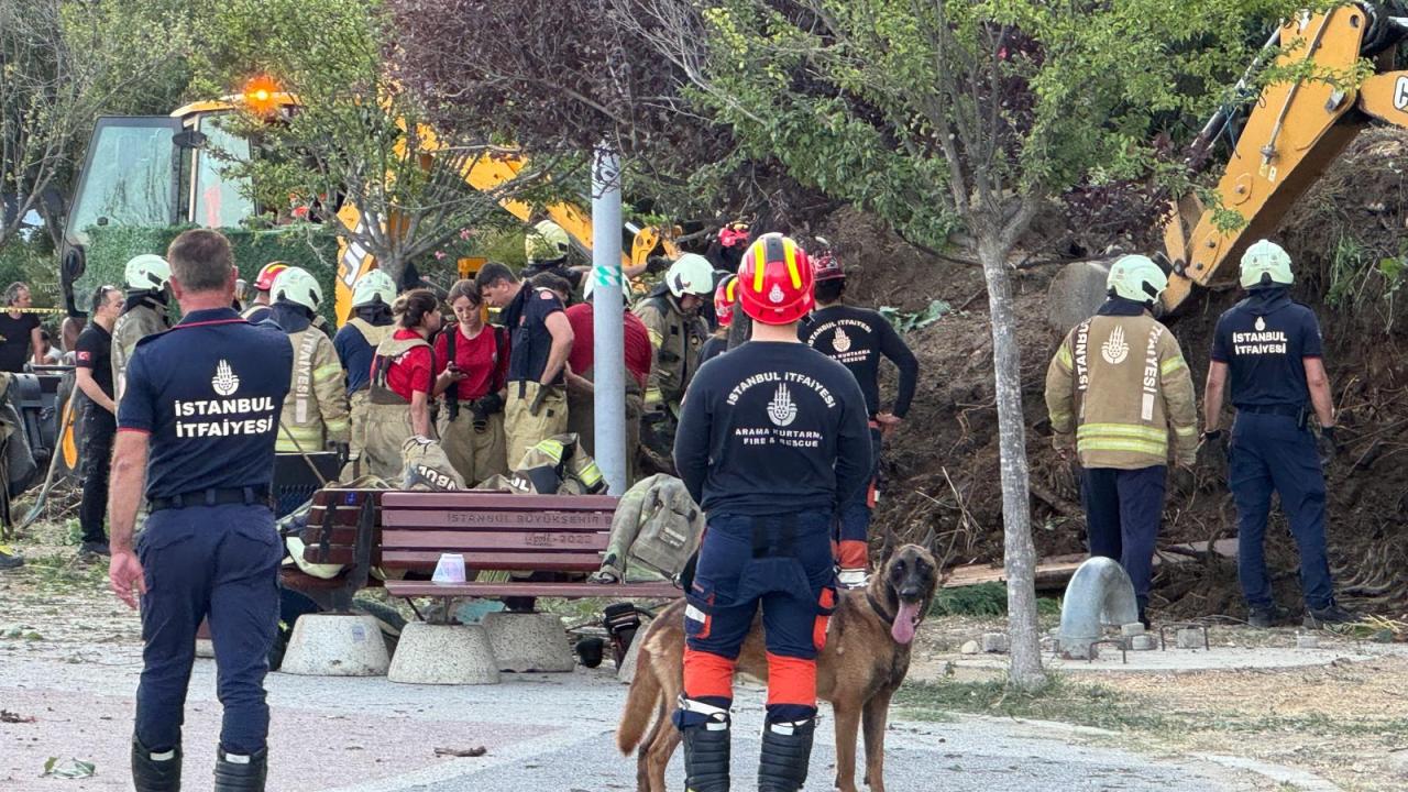 Büyükçekmece'de toprak kayması meydana geldi