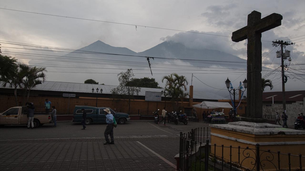 Fuego Yanardağı'nın faaliyete geçtiği Guatemala'da tahliye emirleri verildi