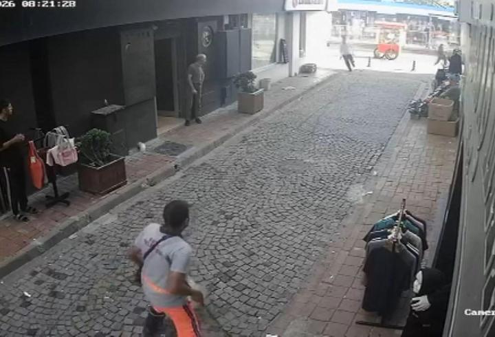 Fatih'te kaçan şüpheliyi esnaf ve temizlik görevlisinin durdurmaya çalıştığı anlar kamerada