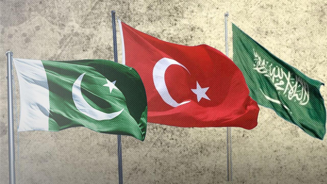 Suudi Arabistan'daki simge yapılar Türkiye, Suudi Arabistan ve Pakistan bayraklarıyla ışıklandırıldı