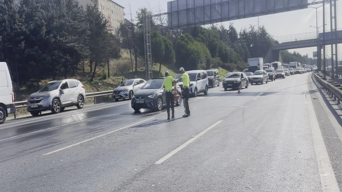 Sultangazi TEM Otoyolu'nda 10 araç birbirine girdi!