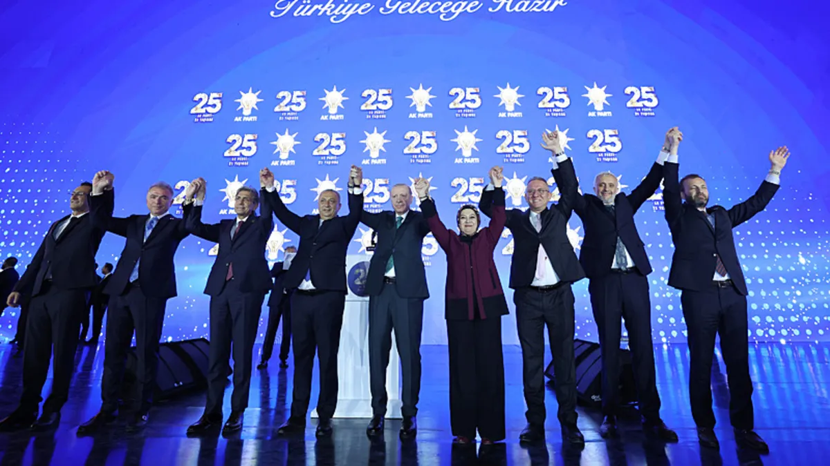 SON DAKİKA | 3 Milletvekili AK Parti'ye katıldı! Rozetlerini Başkan Erdoğan taktı