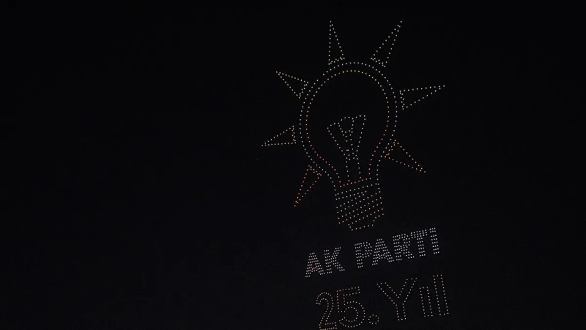 AK Parti'nin 25. yılına özel dron gösterisi: Tarihi organizasyon izleyenlerin nefesini kesti!