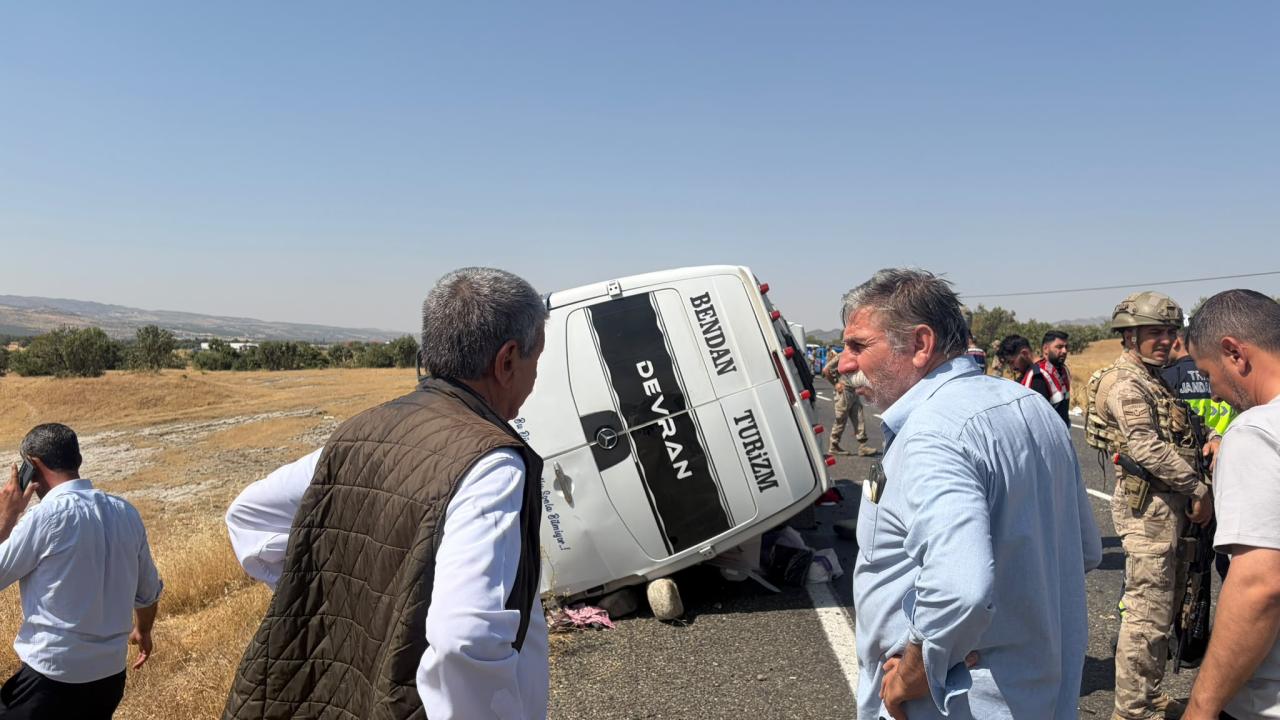 Diyarbakır'da devrilen minibüsteki 2 kişi öldü, 12 kişi yaralandı