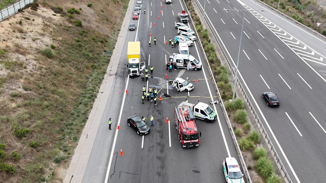 Kuzey Marmara Otoyolu'nda kamyon ile otomobil çarpıştı: Yaralılar var