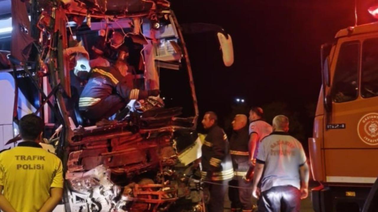 Gaziantep'te yolcu otobüsü ile tır çarpıştı: 2 ölü, 22 yaralı