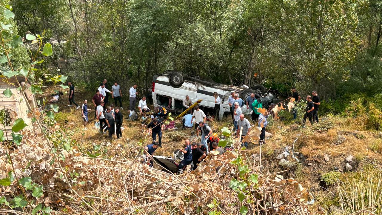 Sivas'ta yolcu minibüsü devrildi: 4 ölü, 10 yaralı