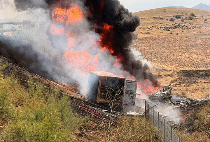 Devrilen madeni yağ yüklü TIR alev aldı! Sürücü hayatını kaybetti