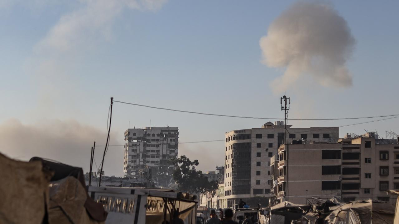 Katil İsrail'in Gazze'deki bir kafeye saldırısında 5 Filistinli öldü, 12'den fazla kişi yaralandı