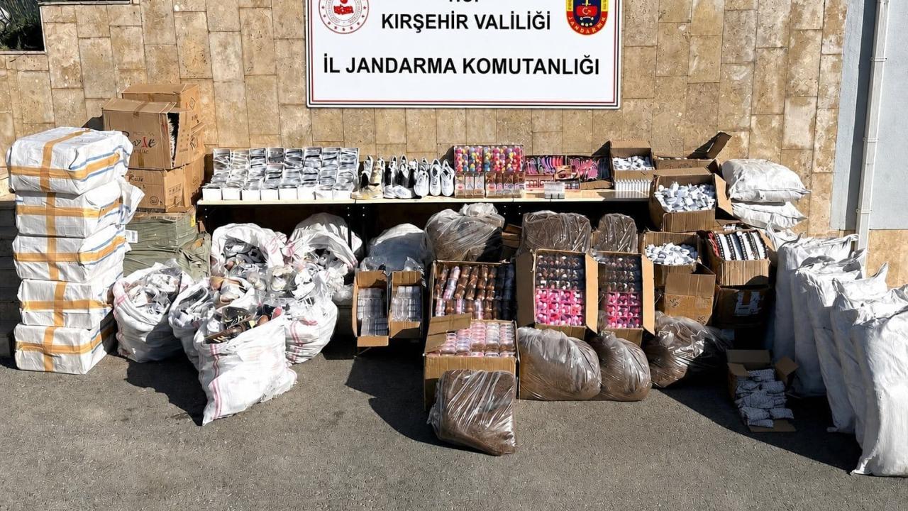 Kırşehir'de kaçakçılık operasyonu: 5 bin 23 ürün ile 500 kilogram çay ve tütün ele geçirildi