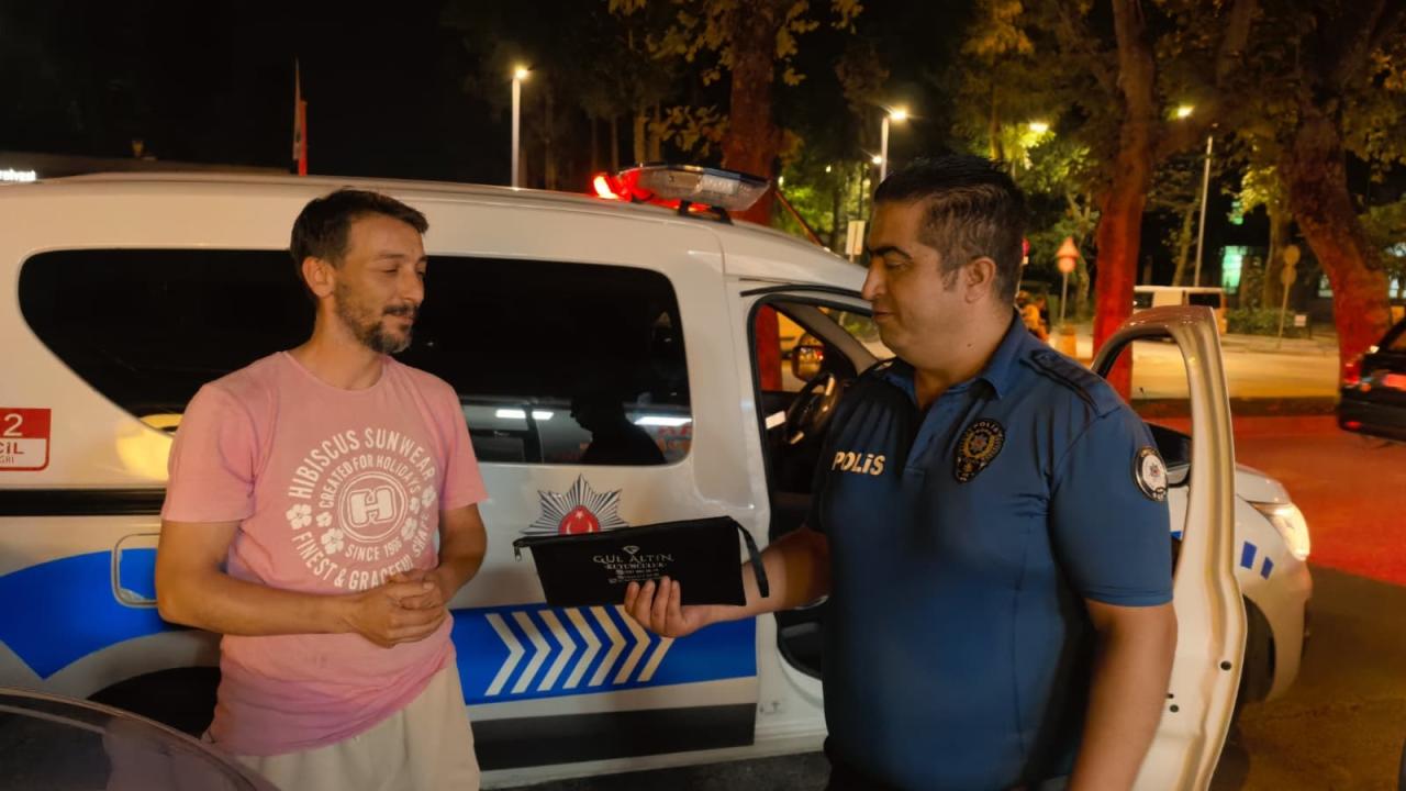 Bursa'da örnek davranış: Bulduğu para dolu çantayı polise teslim etti