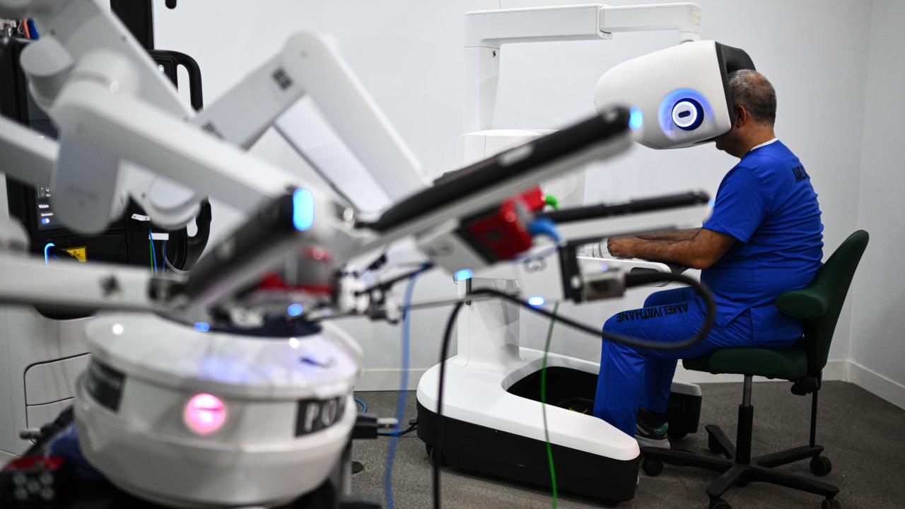 Mavi Vatan'da bir ilk: TCG Anadolu'da robotik cerrahi denemesi yapıldı