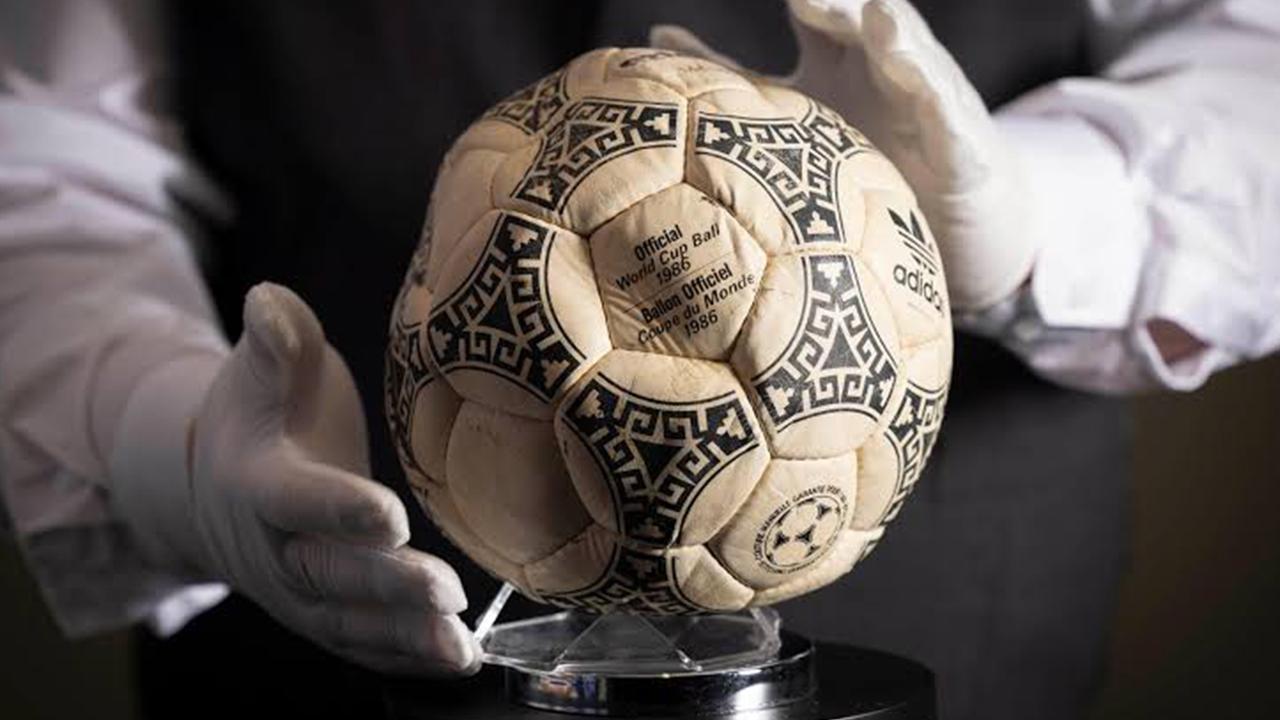 Maradona'nın Tanrı'nın Eli topu 3,3 milyon dolara satıldı