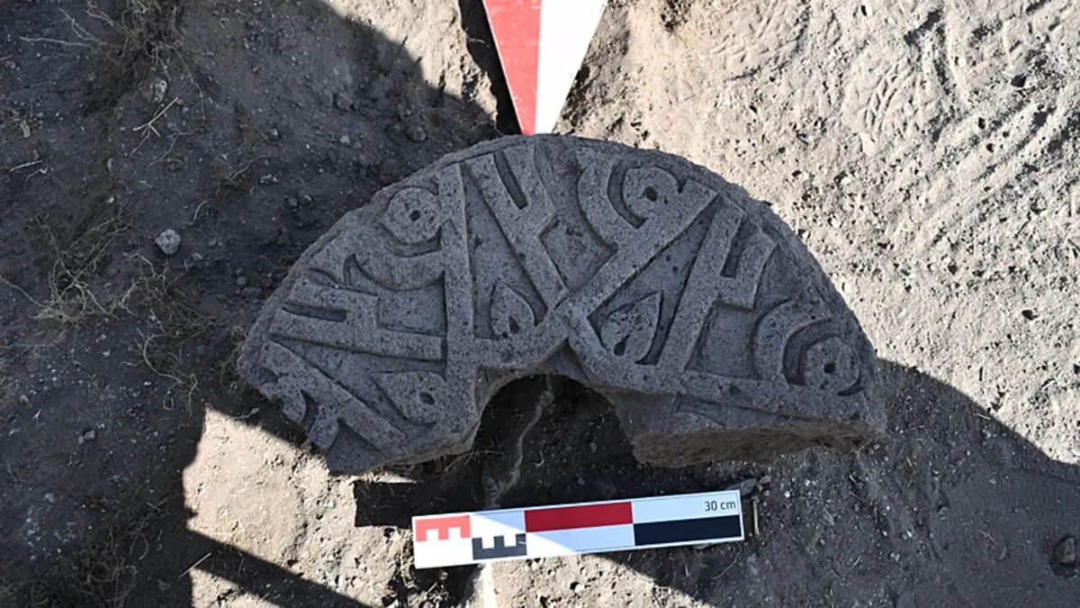Selçuklu Mezarlığı'nda 'Hz. Muhammed'in ismi yer alan bezemeli taş bulundu
