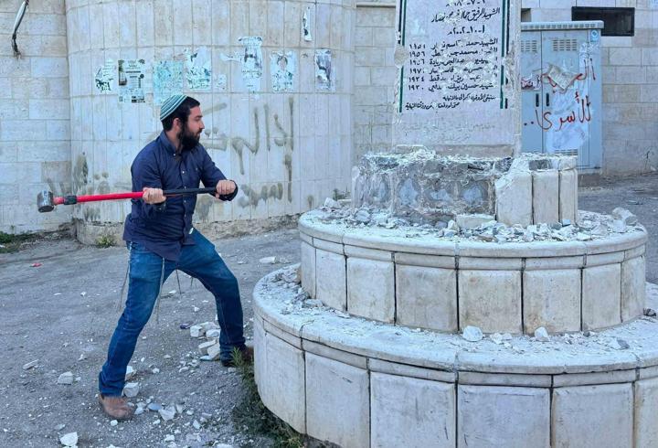 İsrailli vekilden skandal hamle! Filistinlilere ait anıtı balyozla yıktı