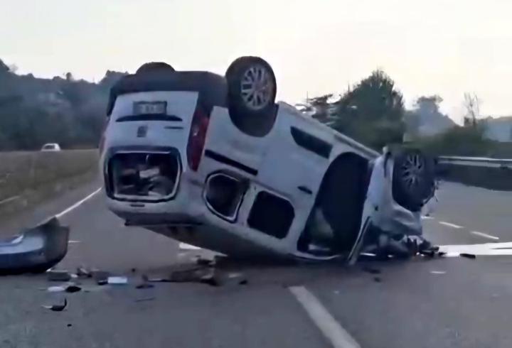 Otomobille çarpışan hafif ticari araç devrildi: 2 yaralı