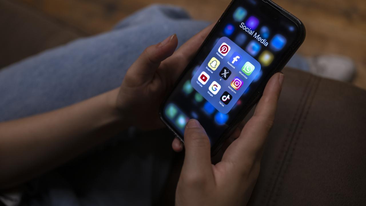 Facebook ve TikTok algoritmaları Kolombiya'da çocukların silahlı gruplara katılımını öne çıkardı