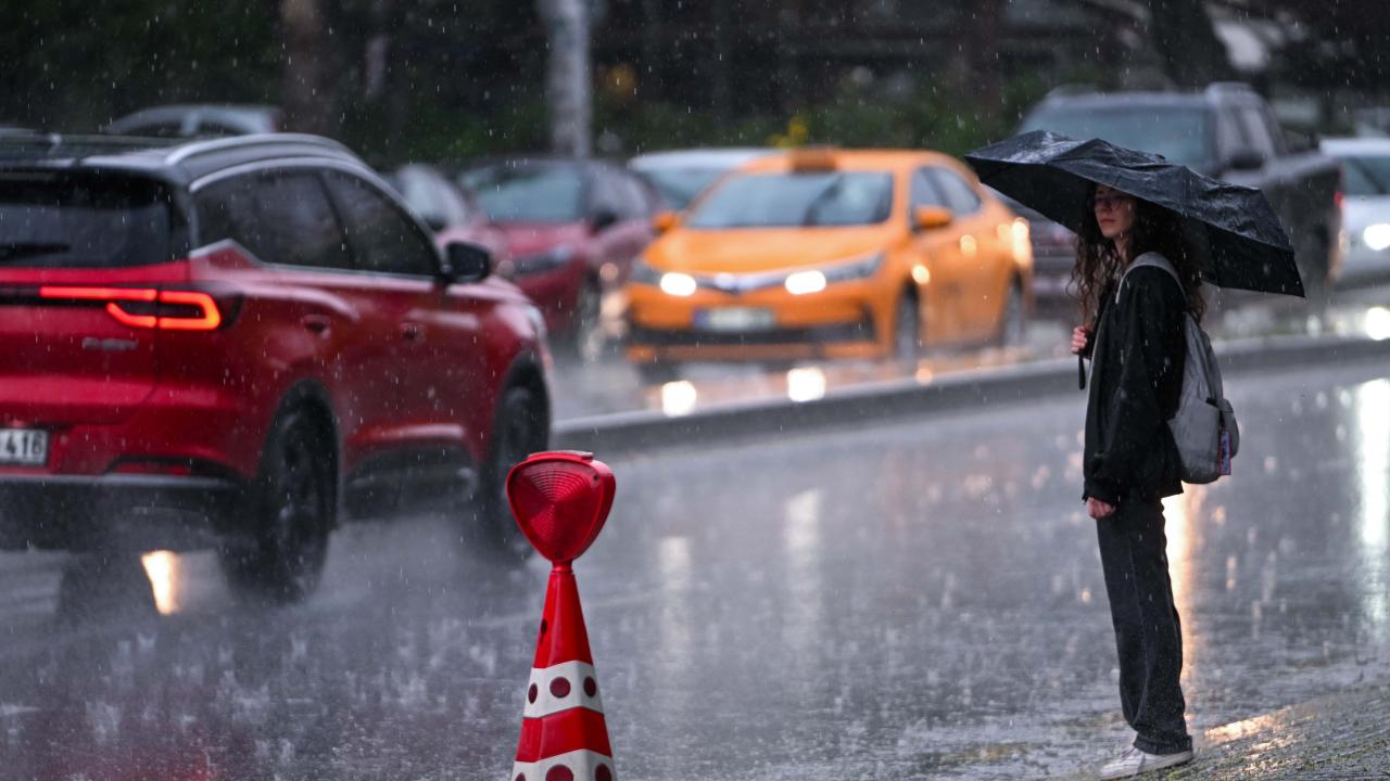 Hava değişiyor: Sıcaklıklar düşecek, sağanak geliyor