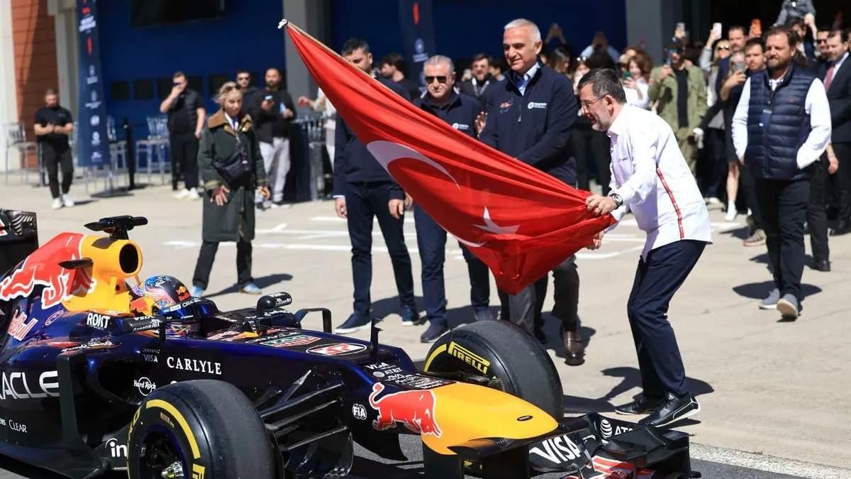 SON DAKİKA! Bakan Ersoy müjdeyi duyurdu: İstanbul Park 2031'e kadar F1 takviminde!