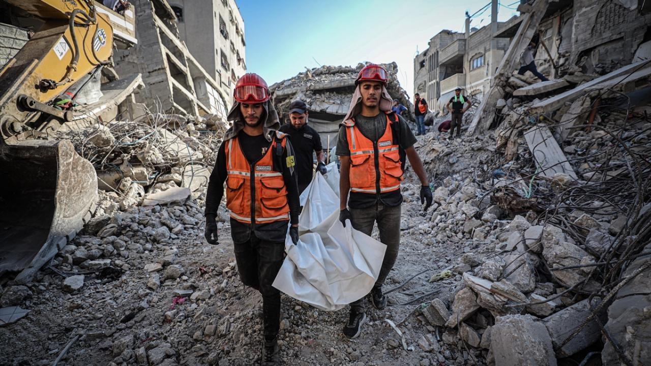 Soykırımcı İsrailin Gazze Şeridine yönelik hava saldırısında aynı aileden 3 kişi yaşamını yitirdi
